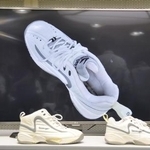 　世田谷一家殺害事件で公開された、犯人が履いていた靴の３Ｄ画像＝２０１８年８月、警視庁本部