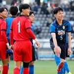 　北海に快勝し笑顔を見せる大津・村上慶（右端）ら＝フクアリ