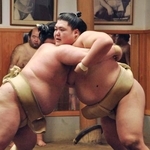 　大嶽部屋に出稽古に来た阿武剋（左）と相撲を取る王鵬＝東京都江東区