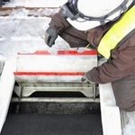 　事故があったエスカレーターと同機種のベルトの巻き取り口＝２９日午後、北海道小樽市