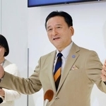 　国交省の水嶋智事務次官との会談後、取材に応じる佐賀県の山口祥義知事＝２９日午後、佐賀空港