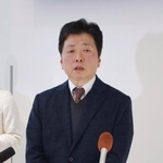 　佐賀県の山口祥義知事との会談後、取材に応じる国交省の水嶋智事務次官＝２９日午後、佐賀空港