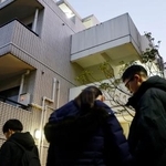 　「女性が刺された」と通報のあった東京都新宿区のマンション＝２９日午後４時５５分