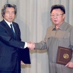 　２００２年９月、平壌市内の百花園迎賓館で日朝平壌宣言の署名を終え、握手する小泉純一郎首相（左）と北朝鮮の金正日総書記（共同）