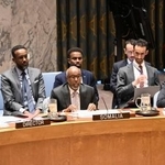 　２９日、国連安全保障理事会の緊急会合で発言するソマリアのオスマン国連大使（中央）＝ニューヨーク（共同）　