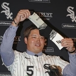 　ホワイトソックスの入団記者会見で靴下を掲げる村上宗隆内野手＝２２日、シカゴ（共同）