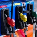 　ガソリンスタンドの給油ノズル＝東京都内