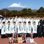 　初優勝を果たした城西大の選手ら＝富士総合運動公園陸上競技場