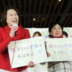 　街頭演説する共産党の田村委員長（左）と社民党の福島党首＝２６日、ＪＲ有楽町駅前