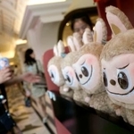 　店頭に並ぶ「ラブブ」のぬいぐるみ＝５月、北京（共同）