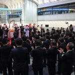 　東京証券取引所の大納会で、手締めする関係者＝３０日午後、東京・日本橋兜町