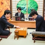 　第３３期銀河戦決勝で対局する豊島将之九段（左）と藤井聡太六冠＝東京都渋谷区の将棋会館（日本将棋連盟提供）