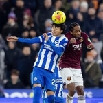 　ウェストハム戦の後半、ヘディングで競り合うブライトンの三笘（左）＝ロンドン（共同）