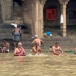 　インド・バラナシのガンジス川で沐浴する人たち＝２０２４年９月（共同）
