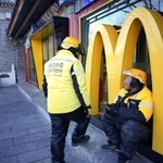 　北京市内のファストフード店で待機する配達員＝２０２５年１２月（共同）