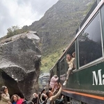 　２０２５年１２月３０日、衝突した列車から脱出する乗客ら＝ペルー南部クスコ州（ソーシャルメディアから・ロイター＝共同）