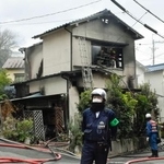 　大阪府枚方市の住宅火災現場＝３１日午後１時２６分