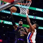 　４１歳の誕生日に行われたピストンズ戦で攻めるレーカーズのＬ・ジェームズ（左）＝ロサンゼルス（イマジンイメージズ・ロイター＝共同）