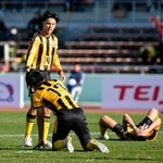 　神戸弘陵に敗れた竹ノ谷（左）ら前橋育英イレブン＝浦和駒場