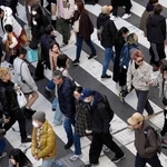 　大阪・梅田の交差点を行き交う人たち＝３１日午後