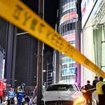 　東京・新宿で複数の歩行者をはねた自動車＝３１日午後５時３３分