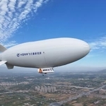 　中国国有企業、中国航空工業集団が開発した有人飛行船「祥雲」＝２０２４年１０月、中国湖北省荊門市（共同）