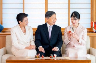 　新年を迎えるに当たり、干支であるうまの伝統工芸品を見られる天皇ご一家＝２０２５年１２月２３日、皇居・御所（宮内庁提供）