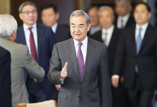 中国の王毅外相（中央）＝昨年１２月、北京（共同）