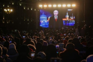 　ロシア・ノボシビルスクでプーチン大統領の新年メッセージを聞く人々＝２０２５年１２月３１日（タス＝共同）