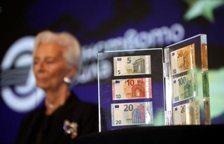 　ユーロ紙幣とＥＣＢのラガルド総裁＝２０２５年１１月４日、ブルガリアの首都ソフィア（ロイター＝共同）