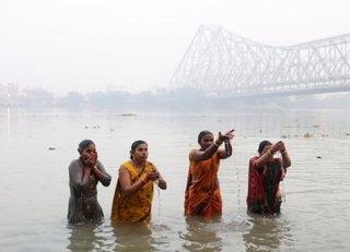 　ガンジス川で沐浴する女性ら＝２０２５年１２月８日、インド東部コルカタ（ロイター＝共同）