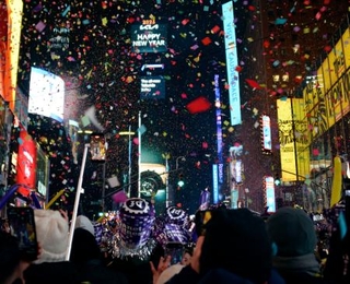 　１日、新年を迎えた米ニューヨークのタイムズスクエア（共同）