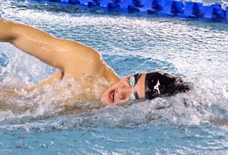 　新年の初練習をする競泳の松下知之＝東京都板橋区