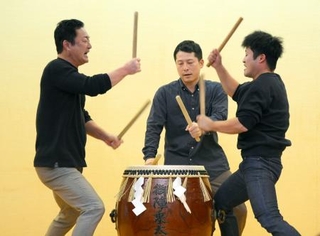 　石川県輪島市名舟町で開かれた伝統芸能「御陣乗太鼓」の打ち初め式＝２日午前