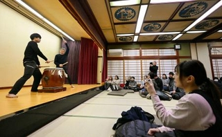 　石川県輪島市名舟町で開かれた伝統芸能「御陣乗太鼓」の打ち初め式＝２日午前