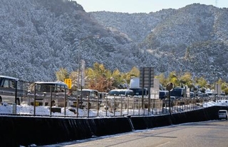 　雪の影響で渋滞する山陽自動車道の岩国ＩＣ付近＝３日午前１０時２３分、山口県岩国市