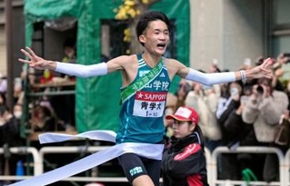　ゴールする青学大のアンカー・折田壮太。史上初となる２度目の総合３連覇を果たした＝東京・大手町