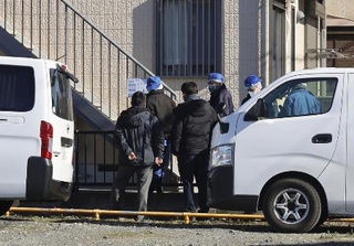 　現場のアパートを調べる捜査員ら＝１日、水戸市