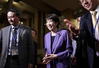 　高市早苗首相（中央）＝２日、首相公邸