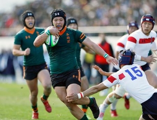 　東福岡-東海大相模　後半、突進する東福岡・須藤。このままトライを決める＝花園