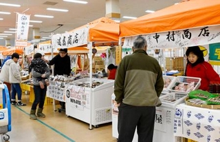 　商業施設に出店する店舗で行われた「出張輪島朝市」の初売り＝３日午前、石川県輪島市