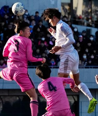 　神村学園-日大藤沢　後半、ヘディングで自身４点目のゴールを決める神村学園・倉中（右）＝Ｕ等々力