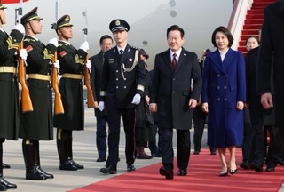 　４日、中国・北京の空港に到着した韓国の李在明大統領と妻の金恵景氏（聯合＝共同）