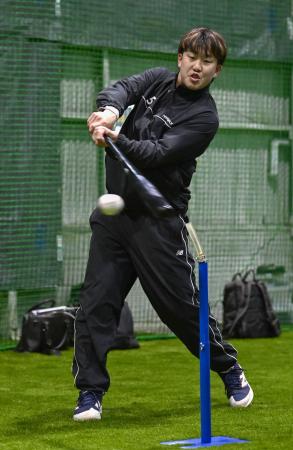 　自主トレで打撃練習する広島・小園＝広島市