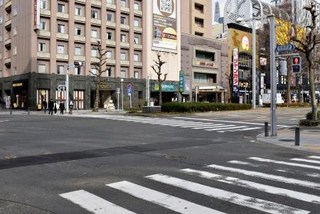 　横断歩道を歩いていた男女がひかれる事故があった交差点＝４日午後、名古屋市中区錦