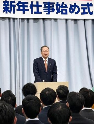 　党会合であいさつする公明党の斉藤代表＝５日午前、東京都新宿区