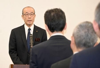 　仕事始め式で幹部職員らを前に訓示する石川県輪島市の坂口茂市長＝５日午前、輪島市役所