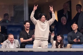 　米プロフットボールＮＦＬの試合を観戦した米大リーグ、アストロズの今井達也（中央）＝４日、ヒューストン（ＡＰ＝共同）