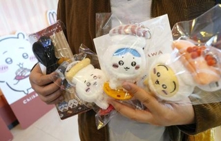 　香港にある回転ずしの「スシロー」で購入できる漫画「ちいかわ」の限定グッズ＝２日（共同）