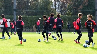 　Ｊ１名古屋が始動し、練習する選手たち＝愛知県豊田市